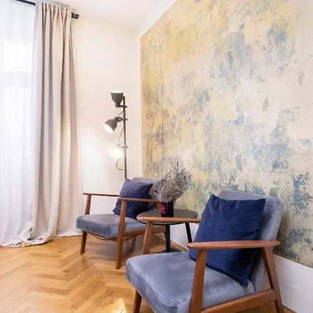 Διαμέρισμα Spacious In Smichov By Days *