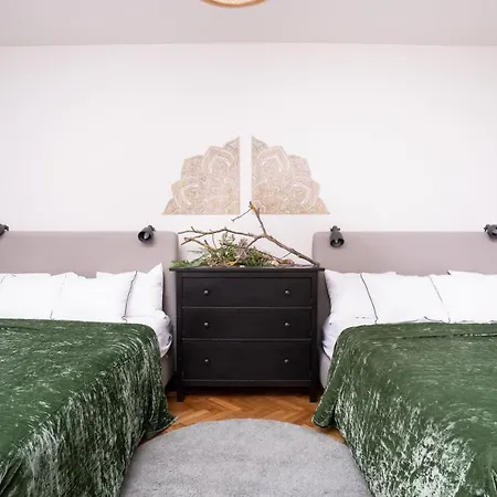 Spacious In Smichov By Days Διαμέρισμα Πράγα