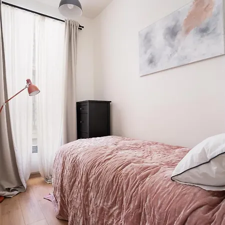 Spacious In Smichov By Days
