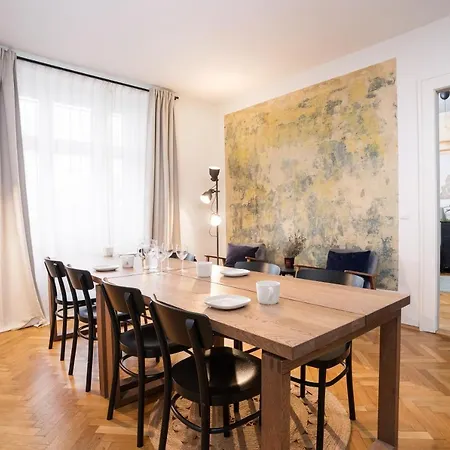 Spacious In Smichov By Days Πράγα