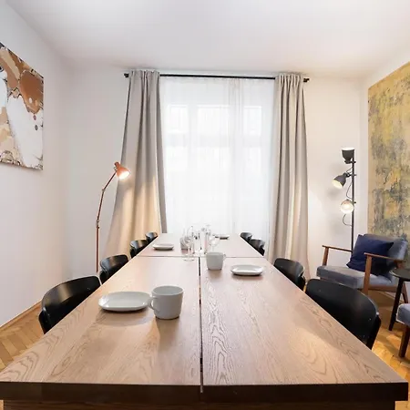 Spacious In Smichov By Days * Πράγα