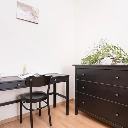 Spacious In Smichov By Days Praha